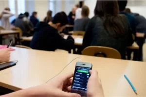 Chile aprobó una ley que prohibe el uso de celulares en colegios.